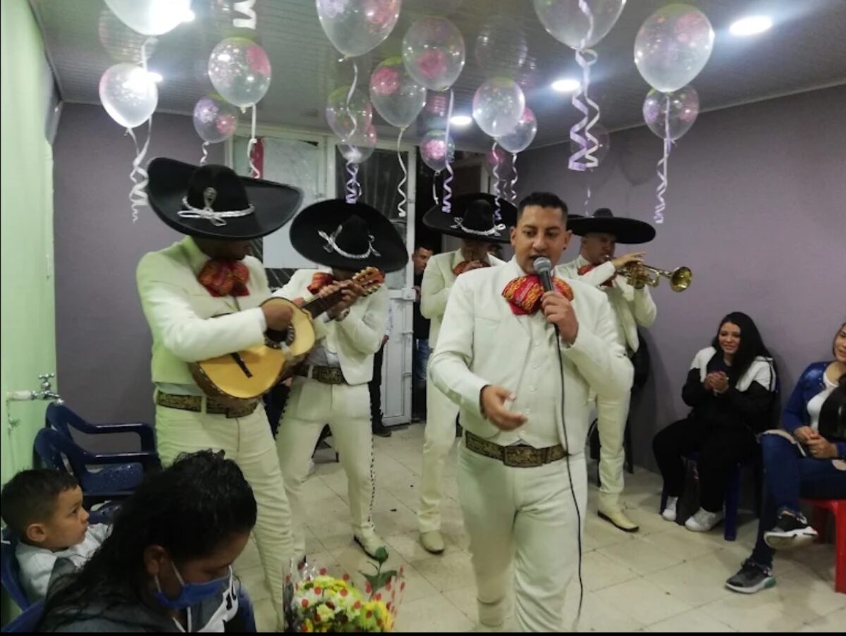 Mariachi Sentimientos cantando en vivo una serenata en Bogotá