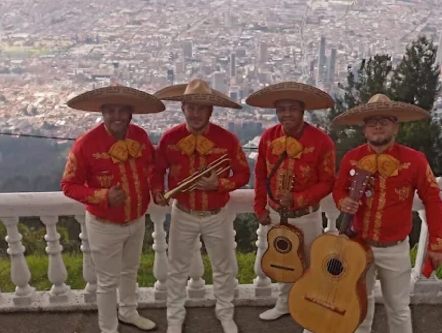 Mariachi Sentimientos con Bogotá de fondo desde Monserrate