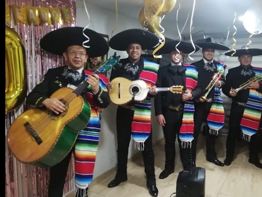 Mariachi Sentimientos en traje de charro negro en una fiesta en Bogotá