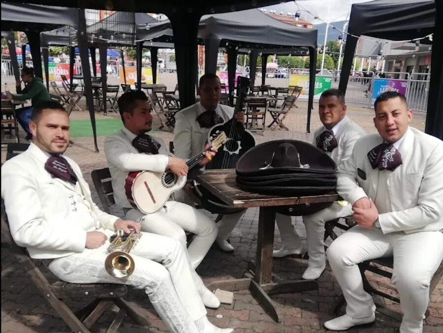 Integrantes de Mariachi Sentimientos con sus instrumentos en Bogotá